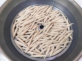 篦子上刷上一层食用油，放上搓好的莜面鱼鱼，凉水上锅，水开以后转小火蒸10分钟关火。