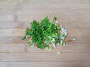 小葱切成葱花。