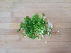 小葱切成葱花。