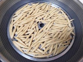 蒸好的莜面鱼鱼盛出抖散。