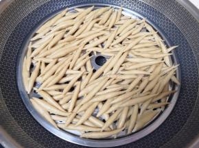 蒸好的莜面鱼鱼盛出抖散。