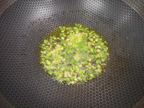炒锅内倒适量的菜籽油烧热，下入葱花炝香。