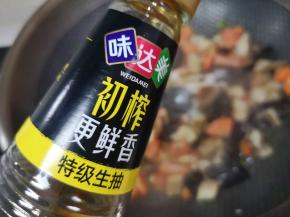 放盐和生抽调味。