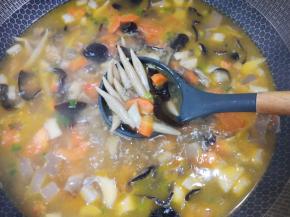 下入莜面鱼鱼煮2分钟。