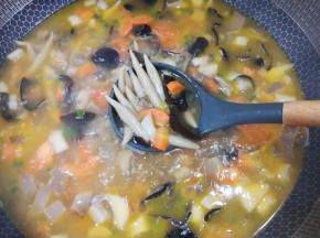 下入莜面鱼鱼煮2分钟。