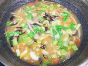 放鸡精搅拌均匀，下入青菜煮至变色关火。