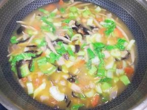 放鸡精搅拌均匀，下入青菜煮至变色关火。