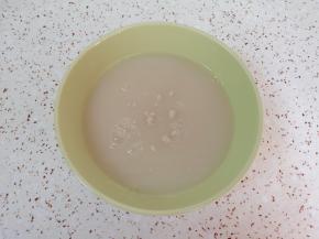 温水中加入糖和发酵粉混合均匀。 