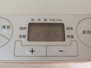 启动面包机的“揉面”功能15分钟。 