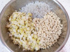 酸菜冲洗一下挤干水分切碎，冻豆腐提前解冻挤干水分切碎，干粉条提前泡软切碎，一起放入盆里。