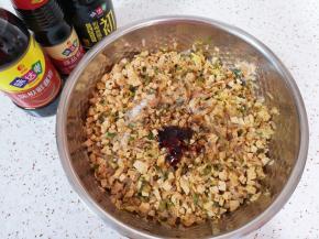 放味极鲜酱油、蚝油、生抽、盐和香油搅拌均匀。