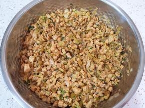 酸菜粉条馅完成。 