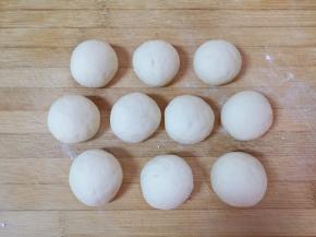 发酵好的面团揉光排气，分成大小一致的小剂子揉光滚圆。
