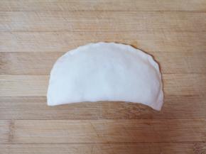 把另一半面皮盖过来，捏紧封口。 