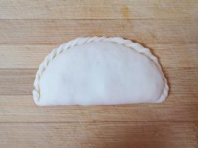 捏出花边，一个菜盒子就做好了。 