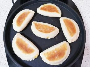 大概8分钟左右，烙至两面金黄菜盒就熟了。 