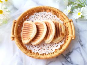 外焦里香的酸菜菜盒做好了。