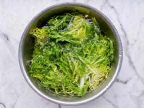 苦菊提前放入淡盐水浸泡冲洗干净撕成小段，