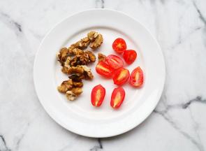 核桃掰小块，圣女果对半切开。