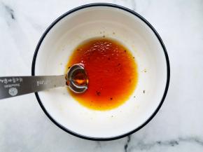 碗中加2勺生抽、1勺米醋、1勺黑胡椒、半勺香油，半勺盐混合均匀。