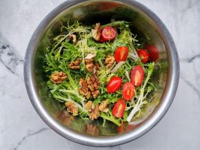 把所有食材倒入盆中，