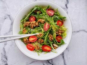 拌均匀静置15分钟即可食用。