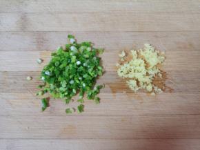 小葱和生姜分别切碎。