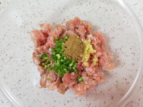准备好肉馅，放上切好的葱姜碎，放上十三香。