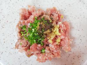 炒锅内倒适量的菜籽油烧热，泼在十三香上面激出香味。