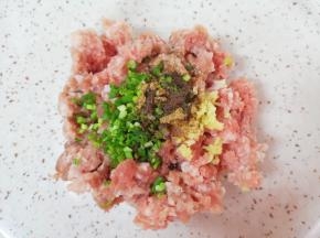 炒锅内倒适量的菜籽油烧热，泼在十三香上面激出香味。