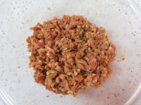 加入味极鲜酱油、蚝油、生抽和香油搅拌均匀，让肉馅静置一会儿。