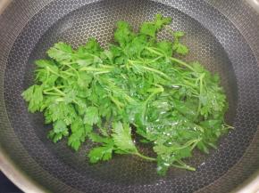 芹菜叶洗干净焯水。