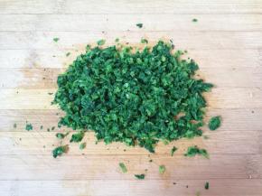 捞出挤干水分切碎。