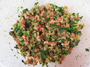 将芹菜碎加入肉馅里面搅拌均匀。