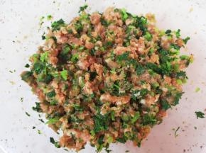 将芹菜碎加入肉馅里面搅拌均匀。