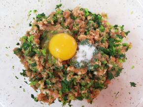 加入一个生蛋黄和盐搅拌均匀。