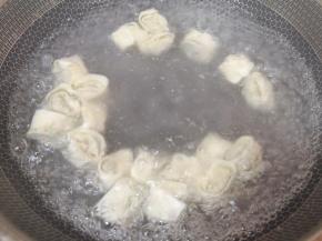 烧水煮馄饨。