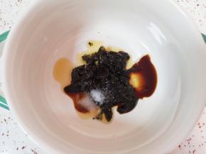 取一个小碗，根据自己的口味放紫菜、生抽、盐、鸡精和香油。