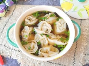 捞入馄饨撒上葱花。