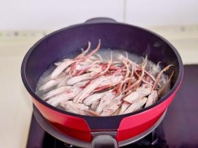 冷水下锅烧开煮3分钟。