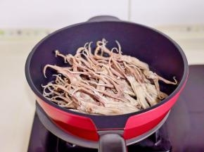 起油锅加入鸭舌小火翻炒。