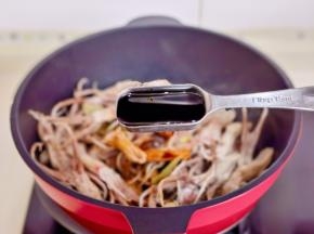 加入老抽小火翻炒2分钟。