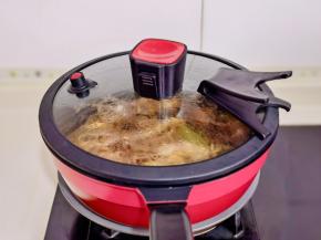 盖上盖子烧开转小火，炖25分钟。