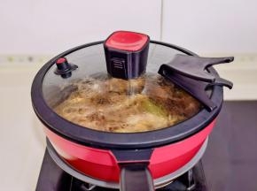 盖上盖子烧开转小火，炖25分钟。