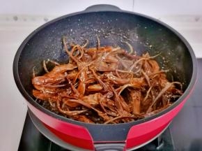 按个人口味加入盐，熟芝麻大火收汁至浓稠即可关火。