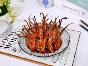 盛出备用点缀辣椒段。