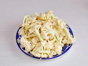 花菜掰小朵洗净。