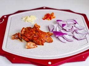 腊肠切片，洋葱切块，蒜切末，辣椒切段。