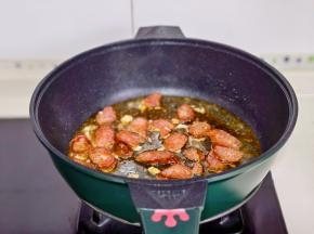 加半碗水将腊肠炒熟。