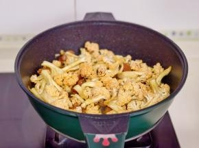 翻炒均匀，加1勺水。